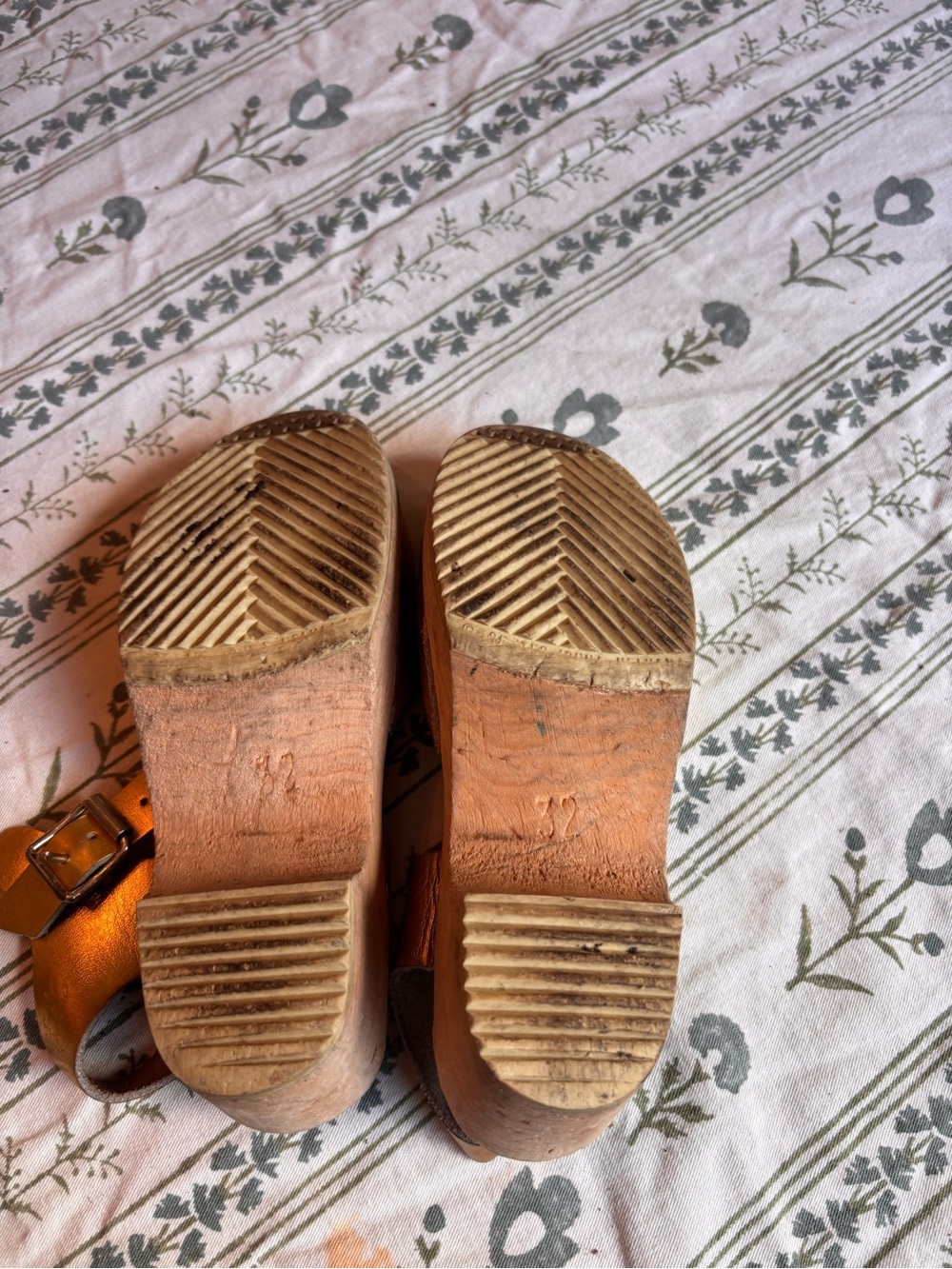 Lotta from Stockholm Girl’s Gold Leather Clogs - Picture 5 of 5